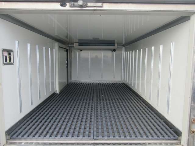 19 Dyna Truck(245)white-09