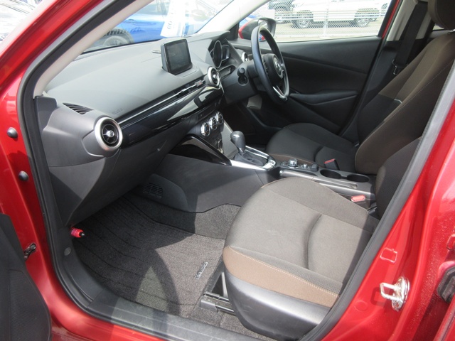 20 Mazda2(584)red-05