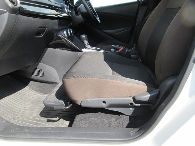 20 Mazda2(342)pearl-36